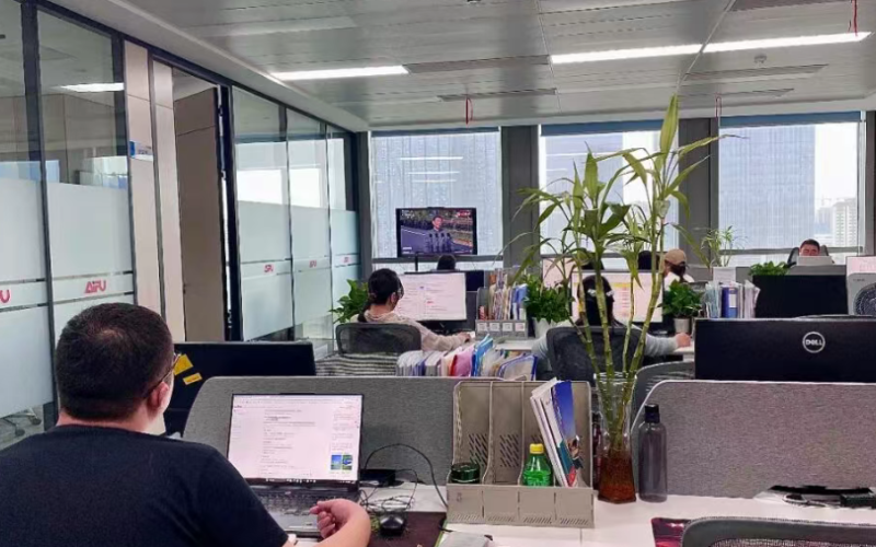 铭记历史，砥砺前行！艾普固控组织员工观看抗战胜利80周年阅兵盛典